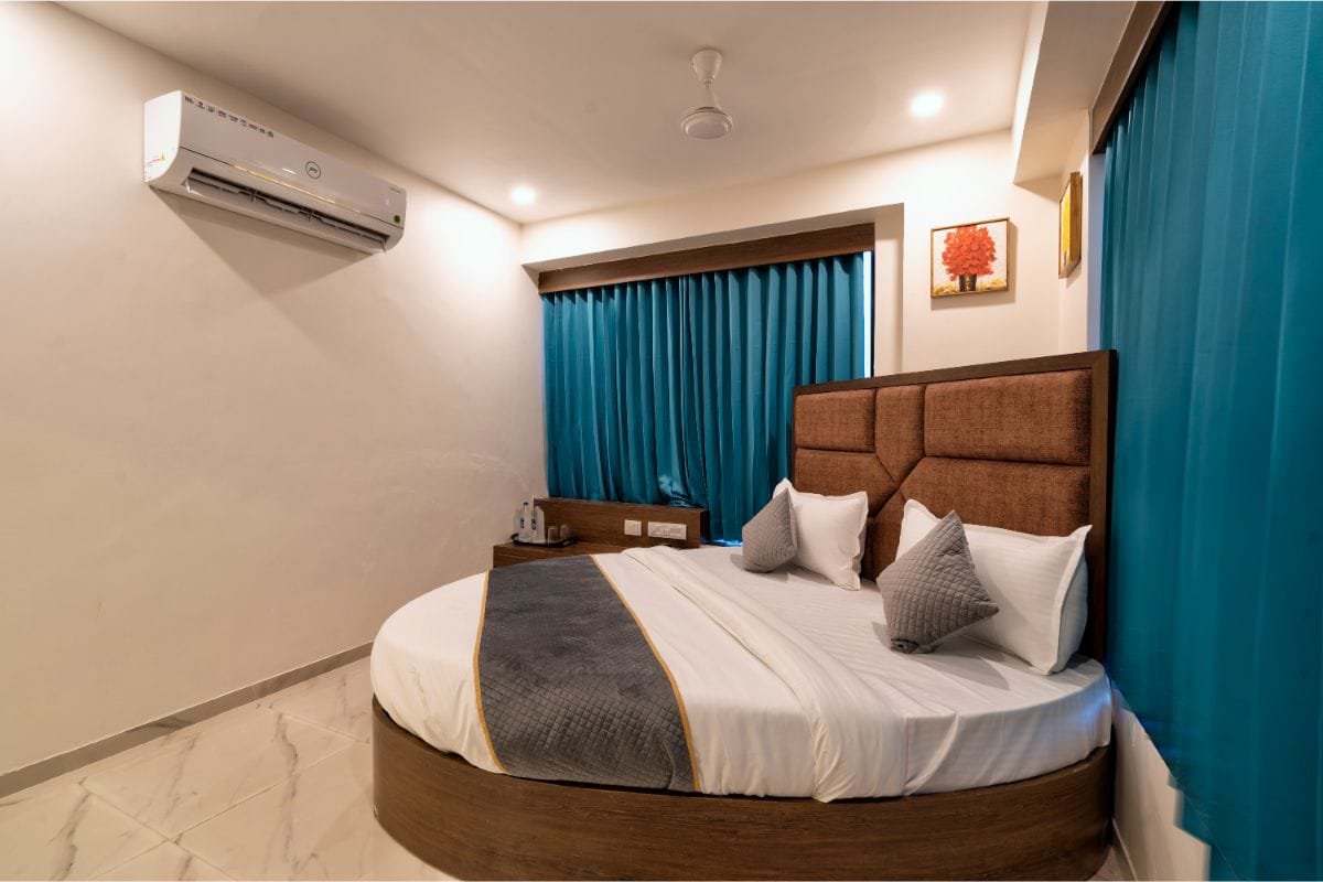 Deluxe Room at Hotel Royal 24 featuring a circular bed and ambient lighting